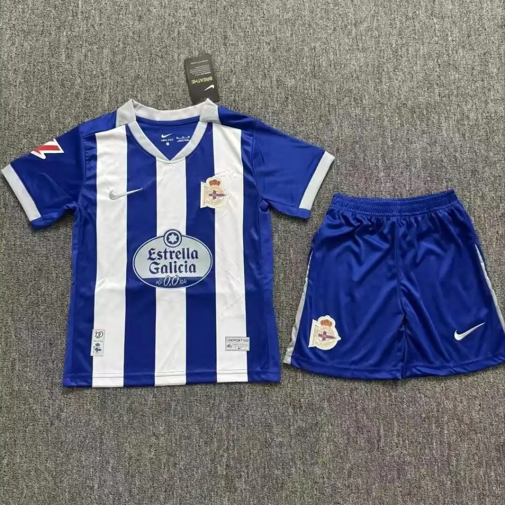 Originalproduktfoto: Kinder-Heimtrikotset von Deportivo La Coruña 2026/27 – Trikot und Shorts